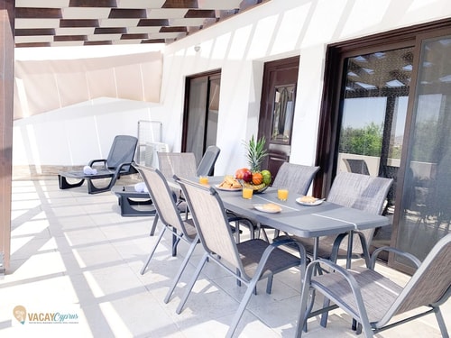 Modern 2BR home away from home 700m from the beach