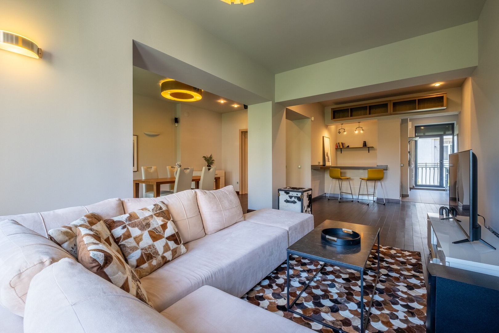 Modern yet Rustic Style City Centre Apt | 2BR/2BTH 3 Flat Manager Booking