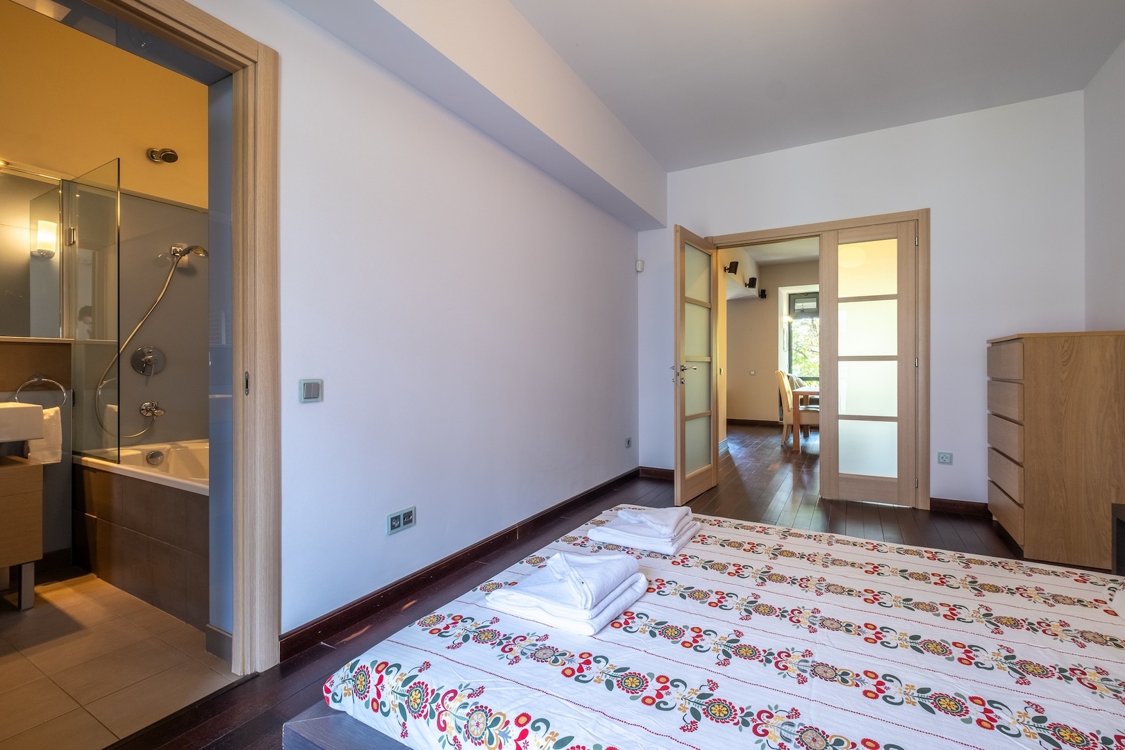 Modern yet Rustic Style City Centre Apt | 2BR/2BTH 24 Flat Manager Booking