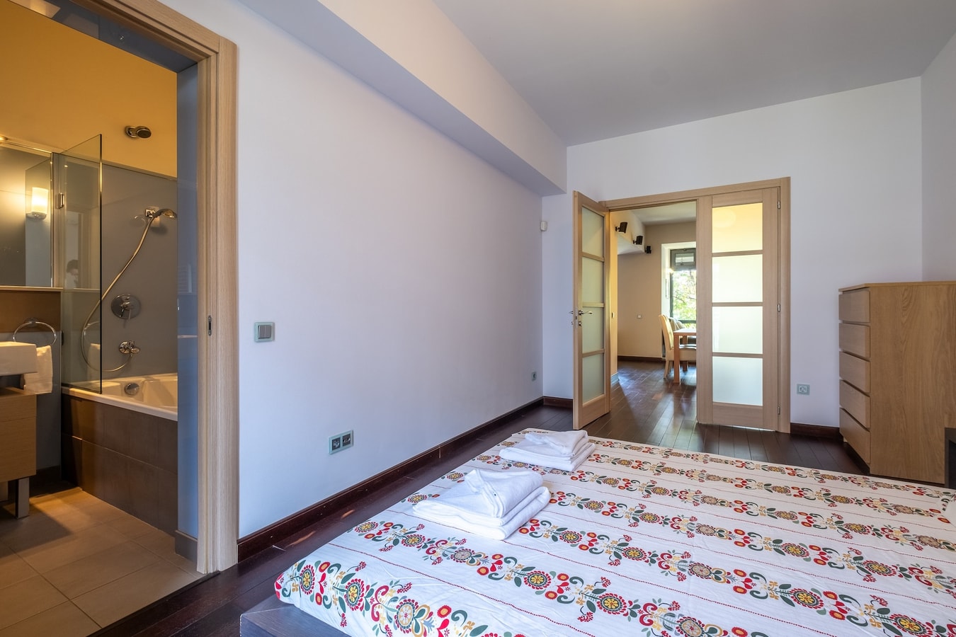 Modern yet Rustic Style City Centre Apt | 2BR/2BTH 24 Flat Manager Booking