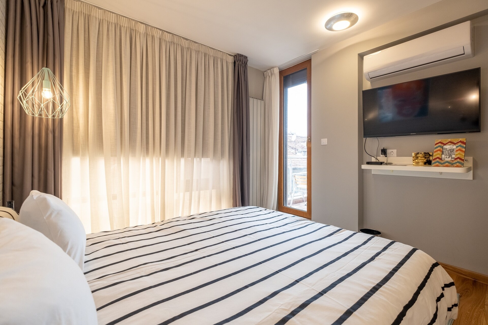 ⭐⭐⭐⭐⭐ High-end Designer 2BR Aprt + Lift&Balconies 21 Flat Manager Booking