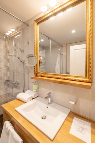 ⭐⭐⭐⭐⭐ High-end Designer Studio ➫ AC + Parking 22 Flat Manager Booking