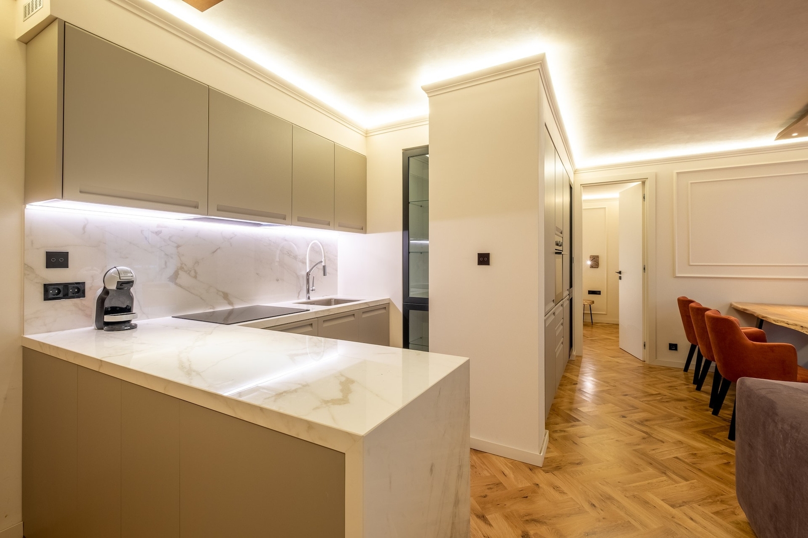 SOFapart Boutique Apt with 3 BDR + 2 BTH & Parking 7 Flat Manager Booking
