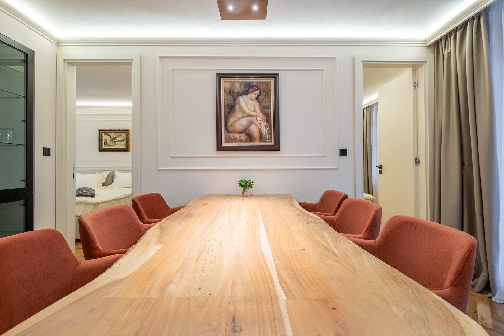 SOFapart Boutique Apt with 3 BDR + 2 BTH & Parking 2 Flat Manager Booking