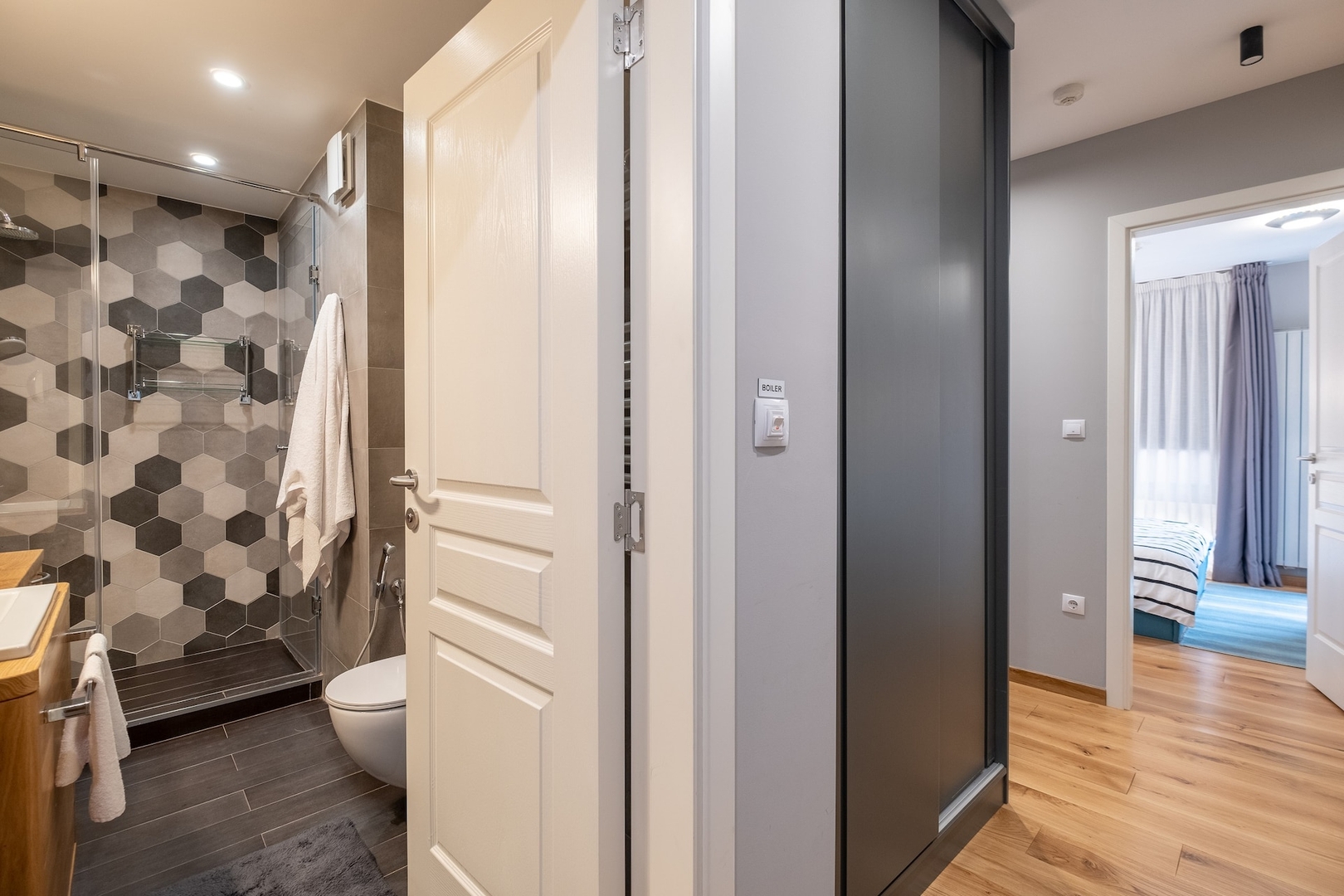⭐⭐⭐⭐⭐ High-end Designer 2BR Aprt + Lift&Balconies 46 Flat Manager Booking