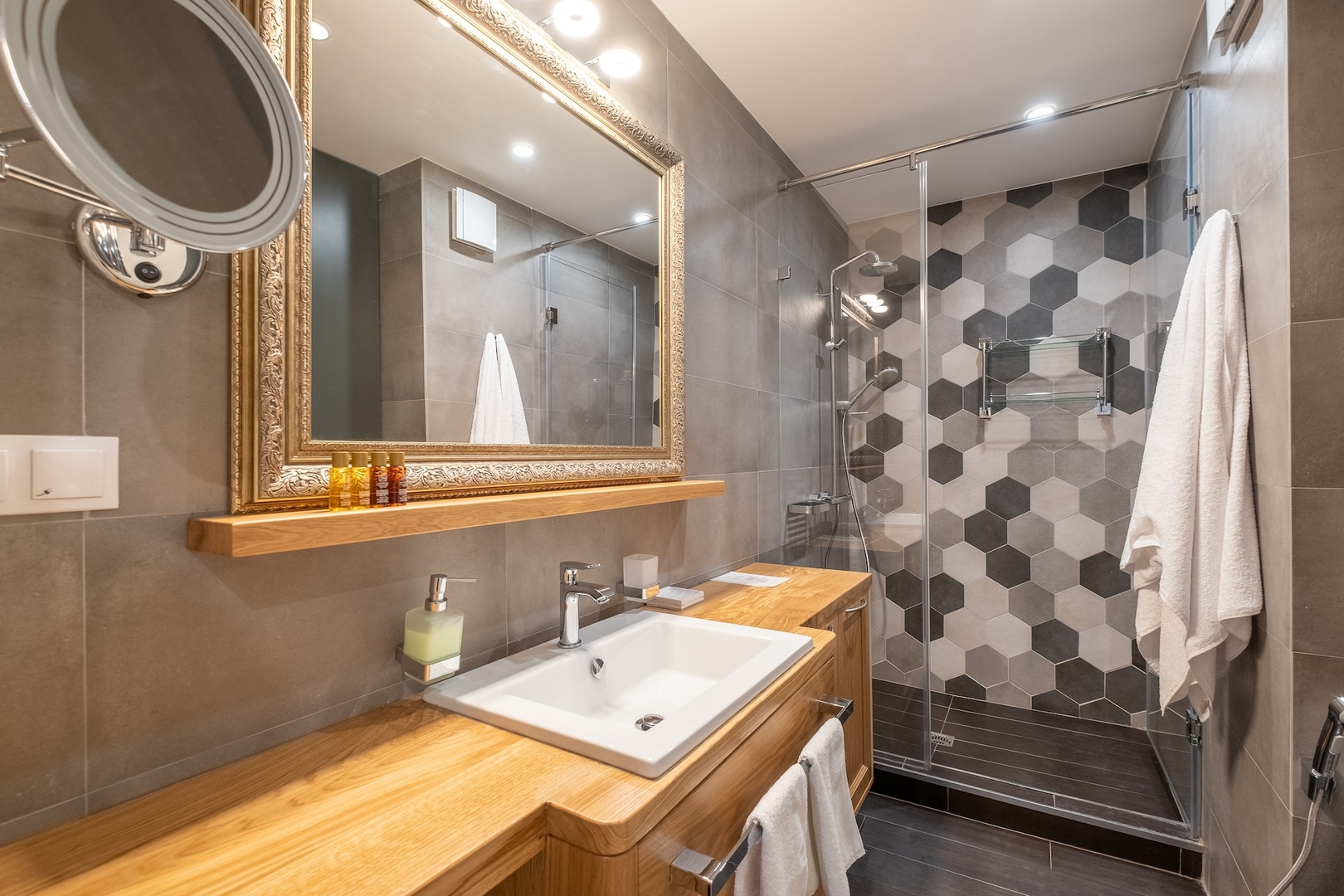 ⭐⭐⭐⭐⭐ High-end Designer 2BR Aprt + Lift&Balconies 42 Flat Manager Booking