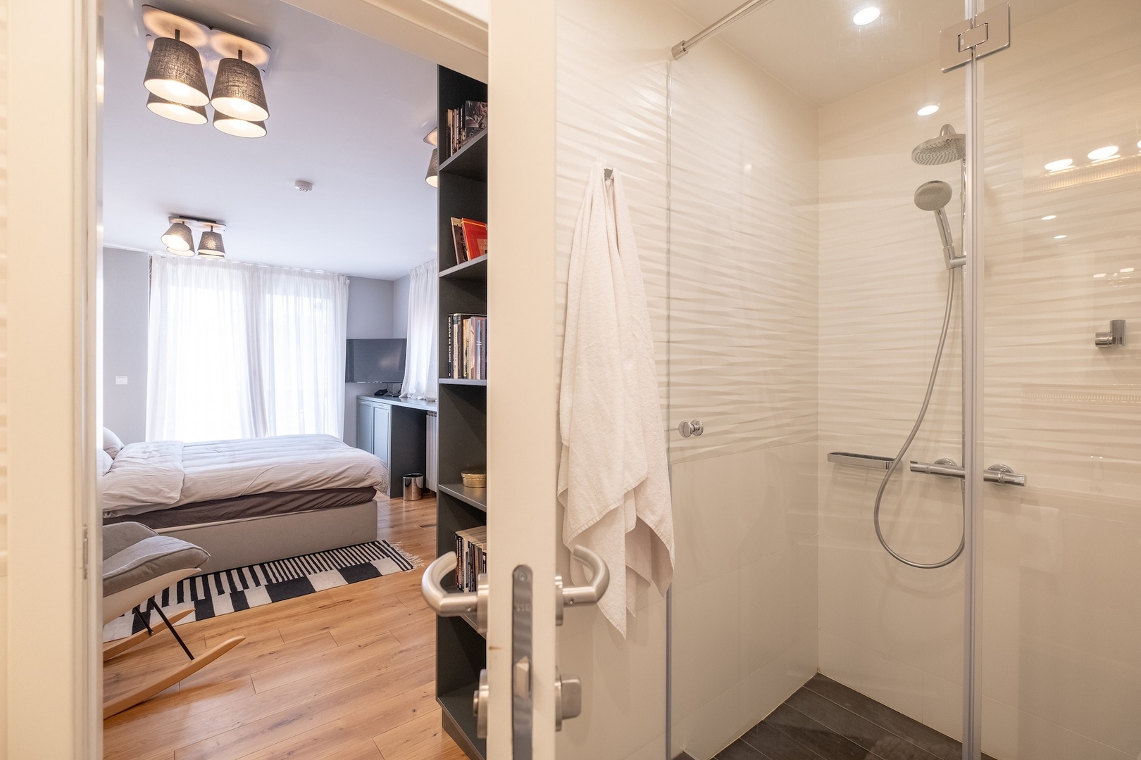 ⭐⭐⭐⭐⭐ High-end Designer 2BR Aprt + Lift&Balconies 35 Flat Manager Booking