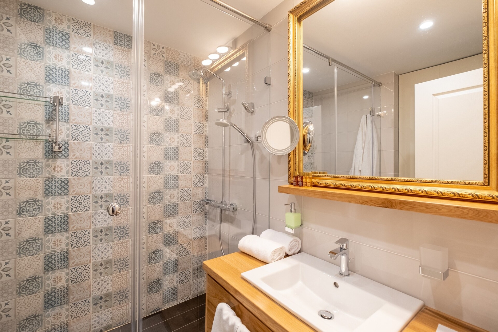 ⭐⭐⭐⭐⭐ High-end Designer Studio ➫ AC + Parking 31 Flat Manager Booking