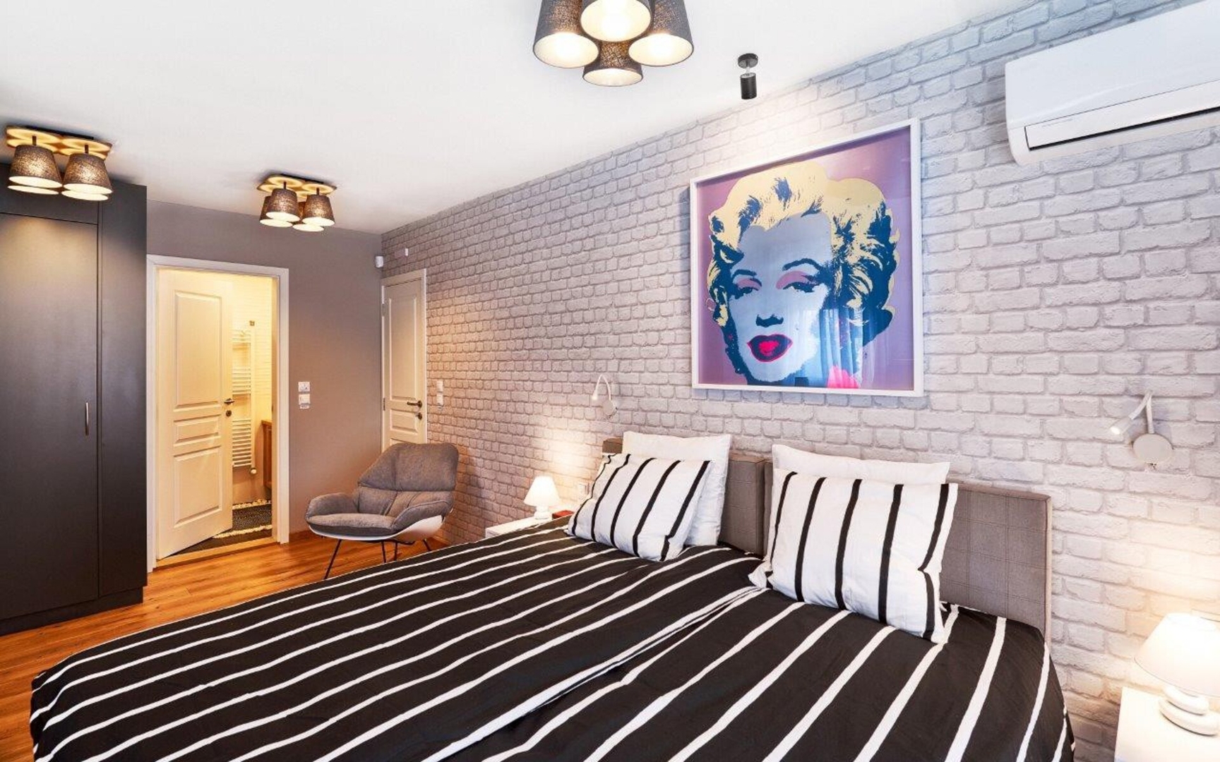 ⭐⭐⭐⭐⭐ High-end Designer 2BR Aprt + Lift&Balconies 27 Flat Manager Booking