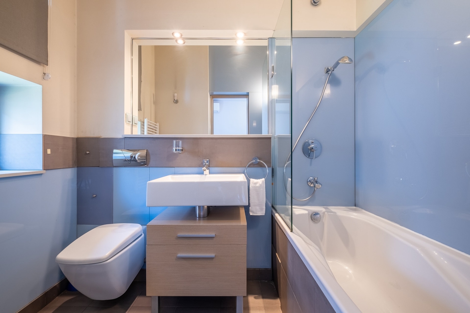 Modern yet Rustic Style City Centre Apt | 2BR/2BTH 25 Flat Manager Booking