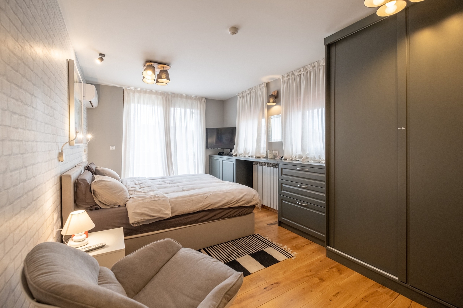 ⭐⭐⭐⭐⭐ High-end Designer 2BR Aprt + Lift&Balconies 30 Flat Manager Booking