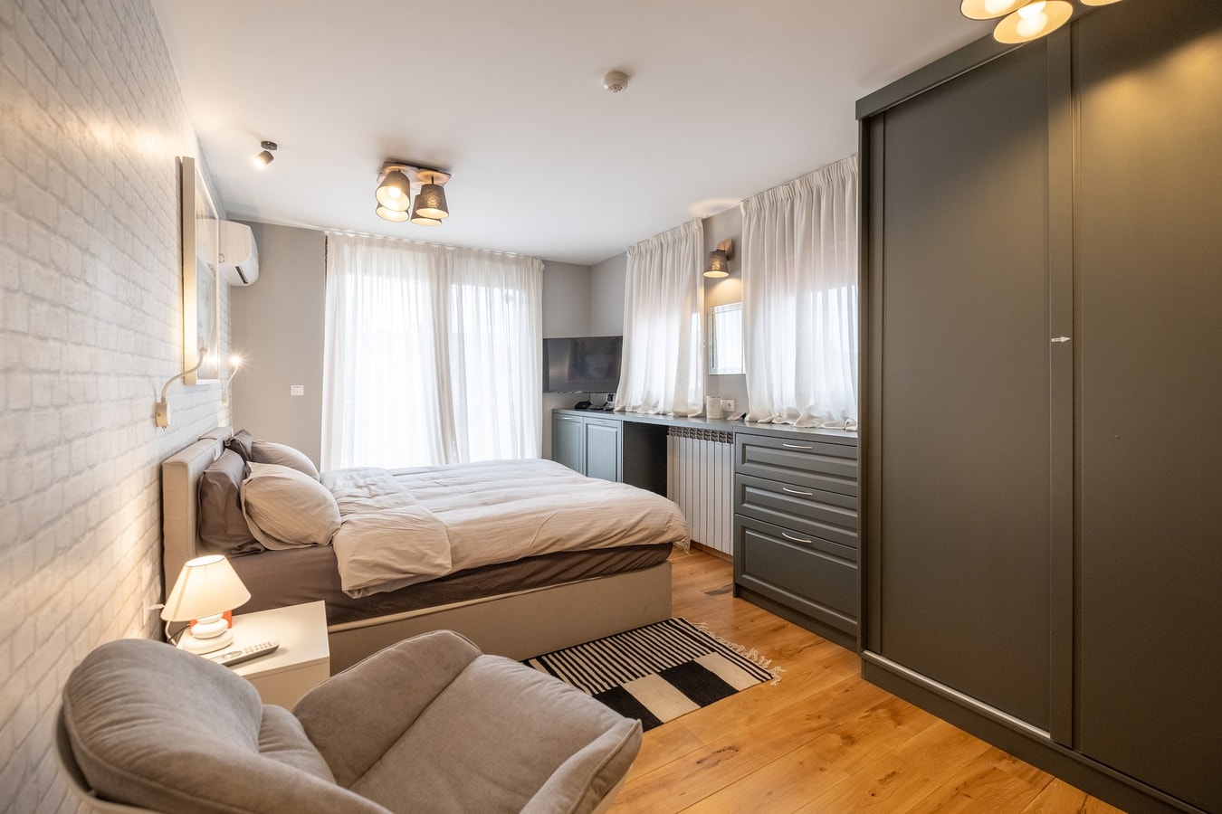 ⭐⭐⭐⭐⭐ High-end Designer 2BR Aprt + Lift&Balconies 30 Flat Manager Booking