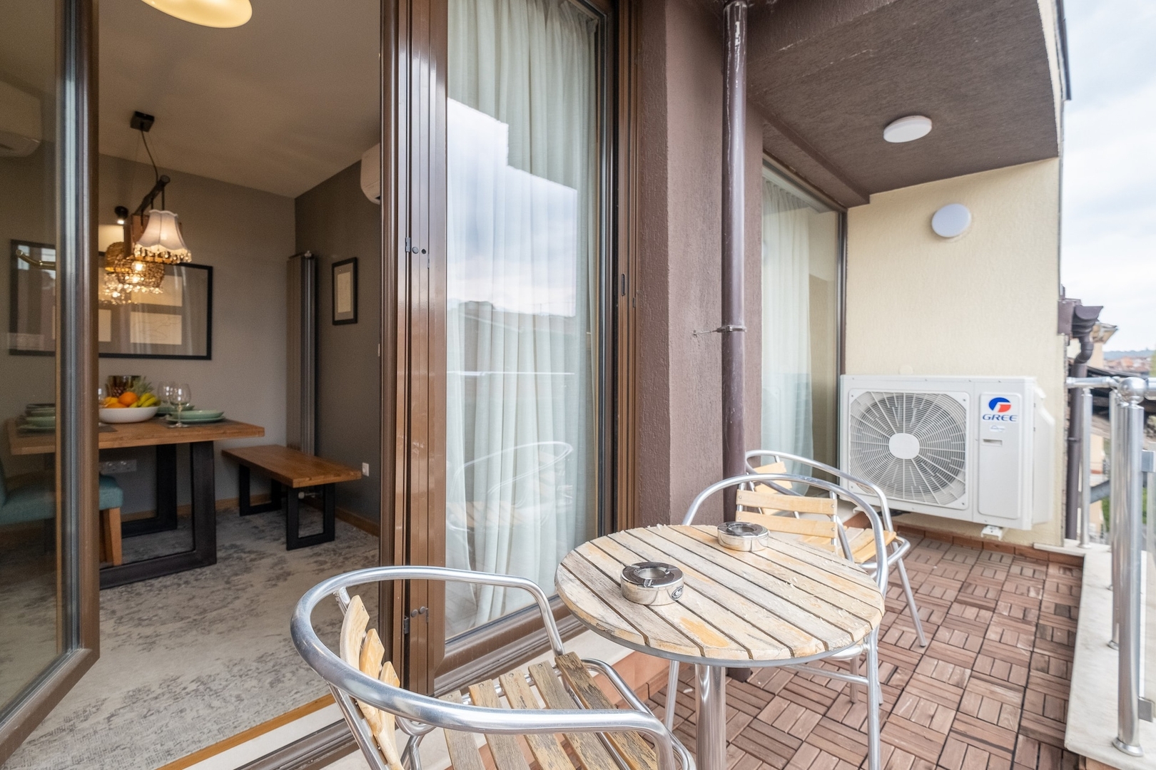 ⭐⭐⭐⭐⭐ High-end Designer 2BR Aprt + Lift&Balconies 53 Flat Manager Booking