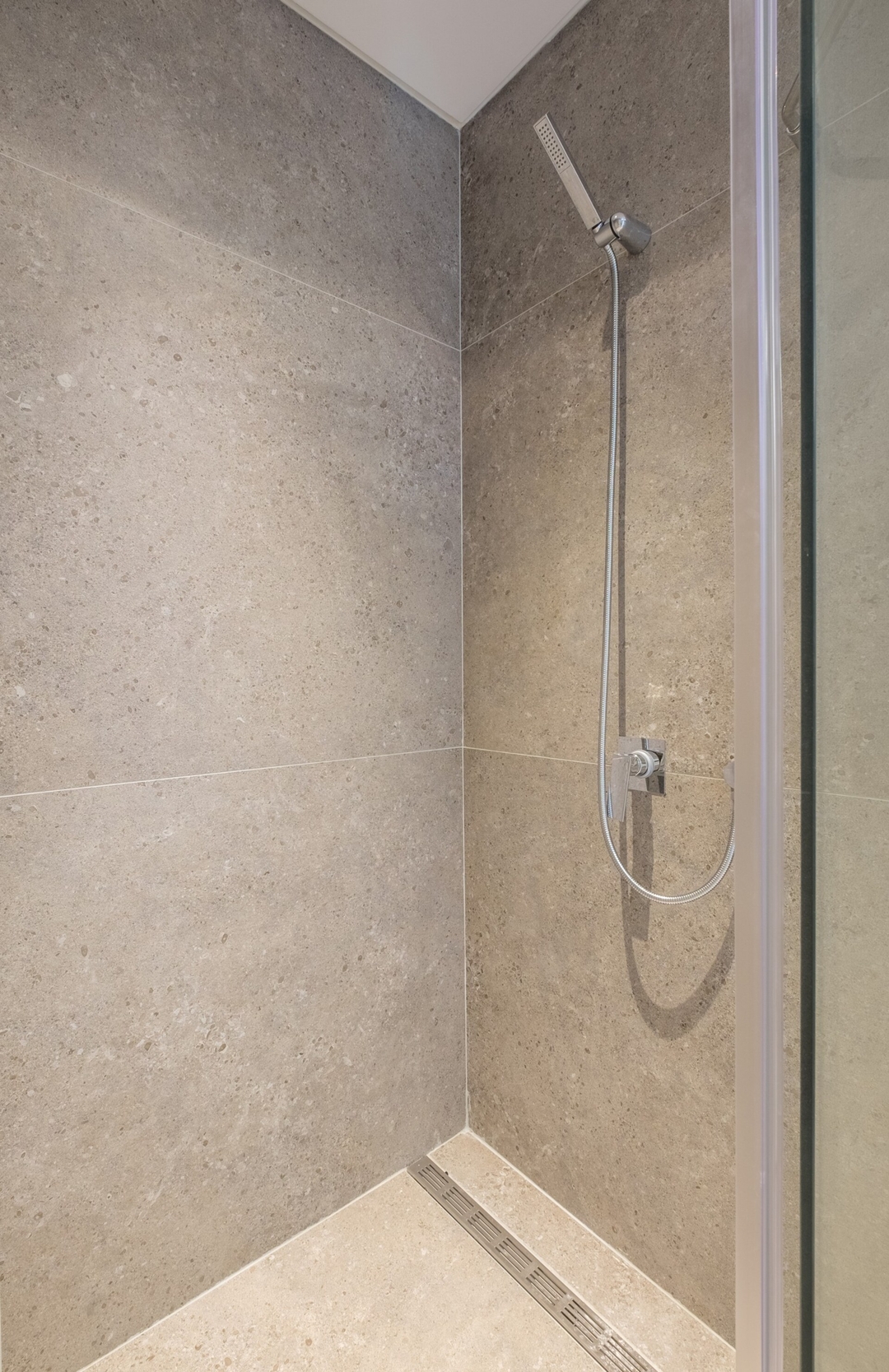 Minimal interior design / Metro Station / Luxury A 25 Flat Manager Booking