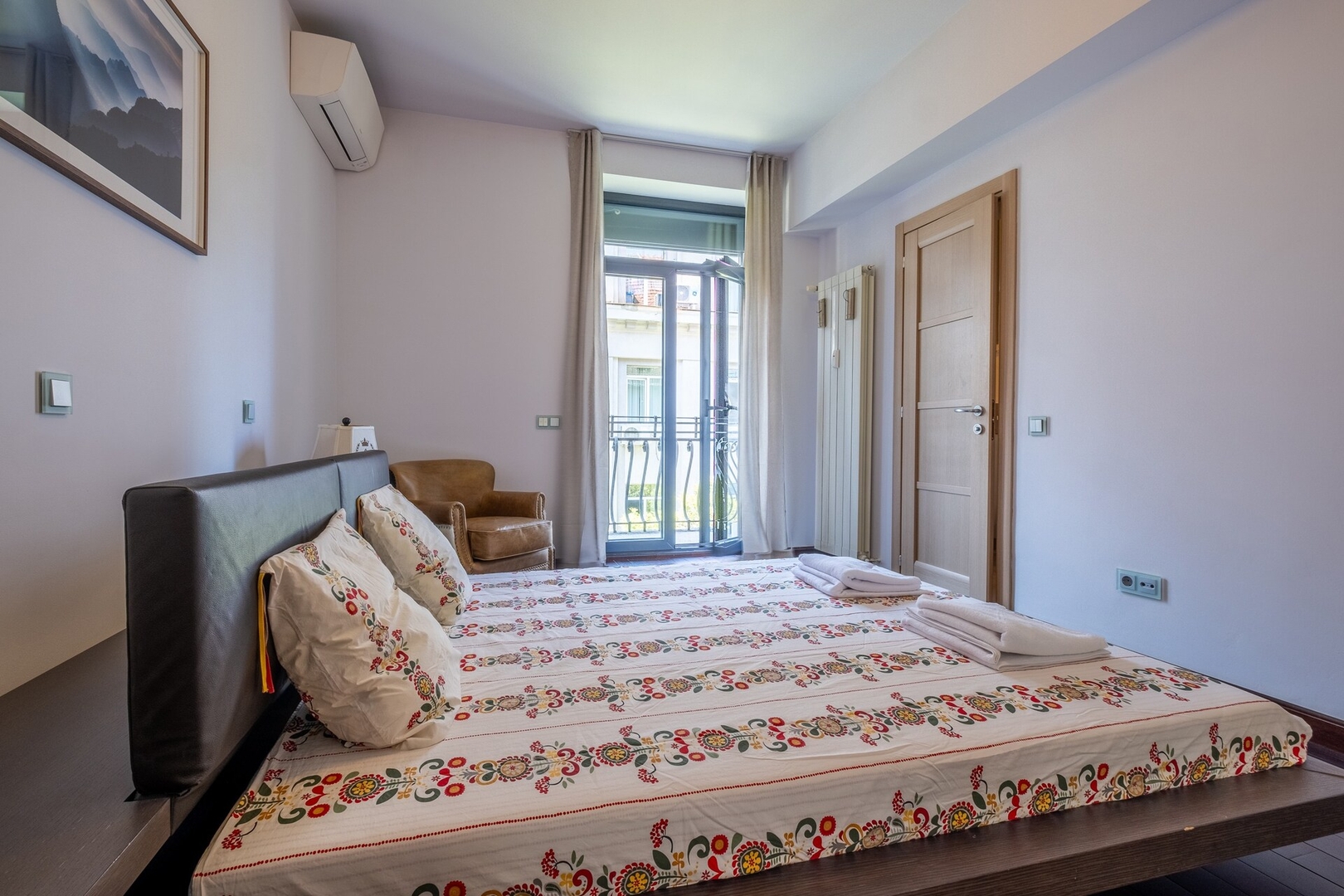 Modern yet Rustic Style City Centre Apt | 2BR/2BTH 22 Flat Manager Booking