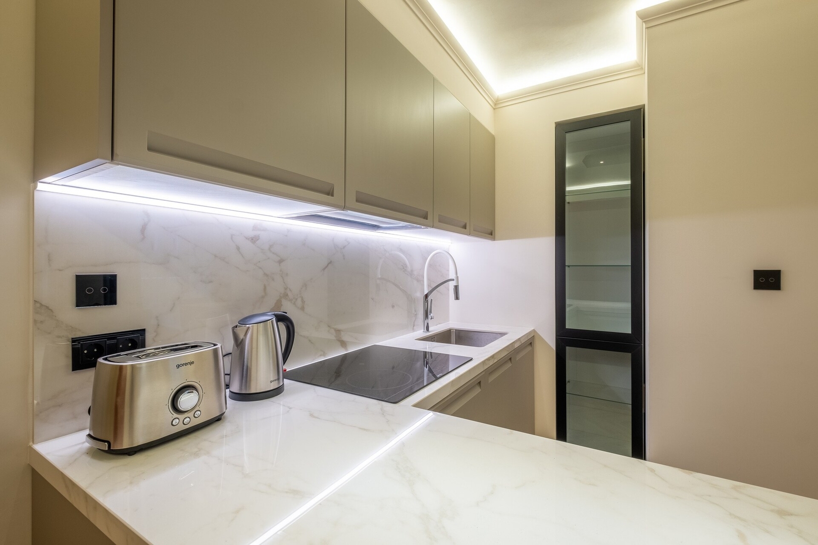 SOFapart Boutique Apt with 3 BDR + 2 BTH & Parking 11 Flat Manager Booking