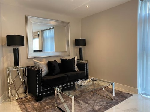 Exclusive Cardiff Centre Apartment Free Parking