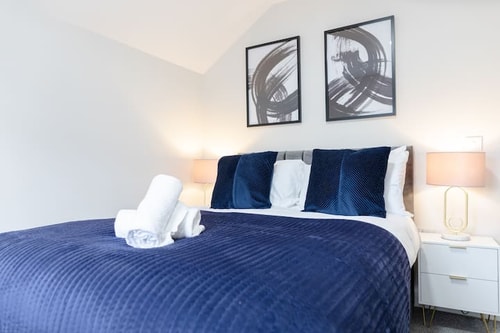 Modern 2 Bed Apartment Near City Centre