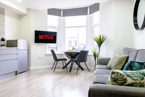 Modern 1 Bed Apartment Near City Centre