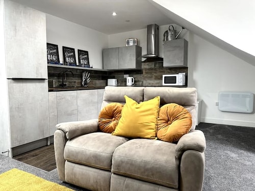Modern 1 Bedroom Apartment Near City Centre