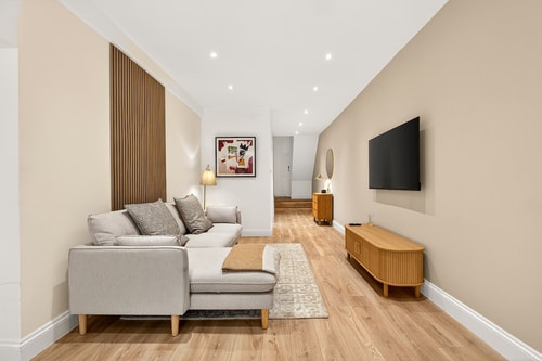 Stunning 2-Bed Apt - Prime Location Newly Restored