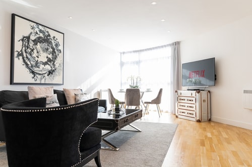 Deluxe Cardiff Centre Apartment with FREE PARKING