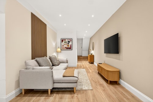 Stunning 2-Bed Apt - Prime Location Newly Restored