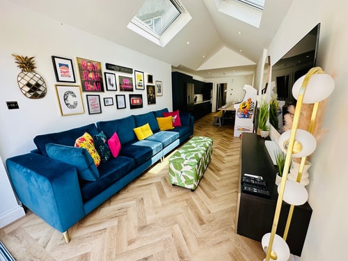 Social Central - No 1 for Large Groups Huge House