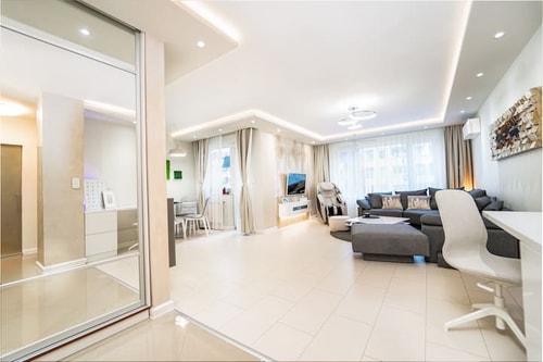 Host2U Luxury /Private Parking /Next to Metro