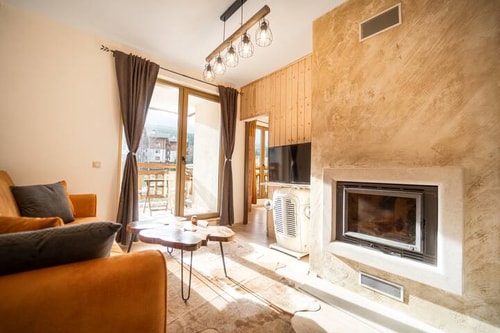 Host2U Designer Apartment with Fireplace