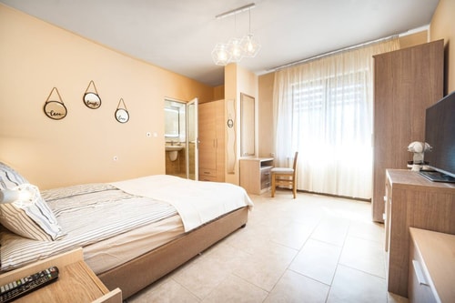 3 Private Rooms/ Lounch /  Parking / Center 40 Host2u