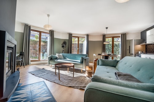 Designer 2 Bedroom Ap/ Fireplace / Free parking 1 Host2u