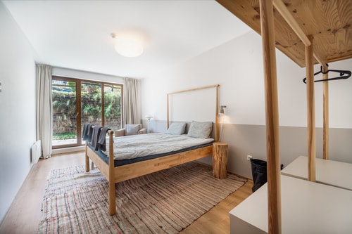 Designer 2 Bedroom Ap/ Fireplace / Free parking 2 Host2u