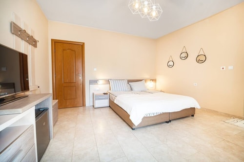 3 Private Rooms/ Lounch /  Parking / Center 6 Host2u