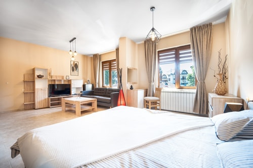 3 Private Rooms/ Lounch /  Parking / Center 14 Host2u