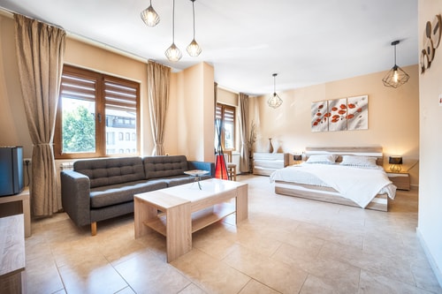 3 Private Rooms/ Lounch /  Parking / Center 11 Host2u