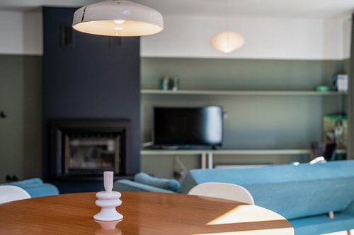 Designer 2 Bedroom Ap/ Fireplace / Free parking 40 Host2u