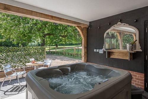 Geoff's Rest with Hot Tub, Pond Hall Farm Hadleigh Stay in Suffolk