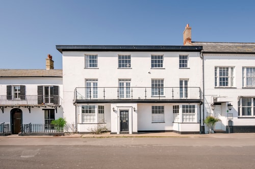 Market Cross House, Aldeburgh. Stunning sea front holiday home Stay in Suffolk