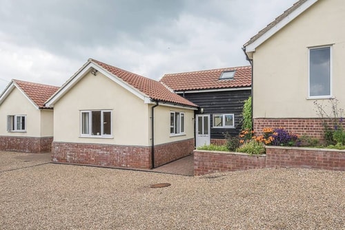 Grove Farm Bungalow with Swimming Pool, Dallinghoo 1 Stay in Suffolk