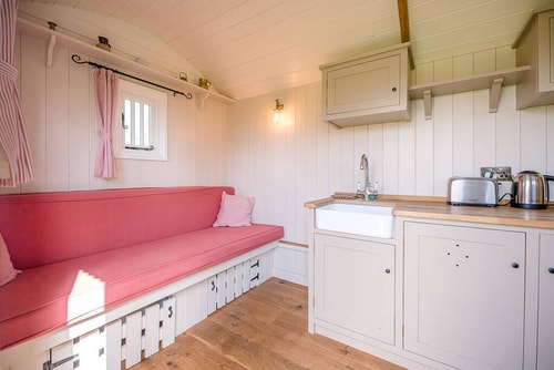 Thyme Shepherds Hut at Boundary Farm, Framlingham 2 Stay in Suffolk