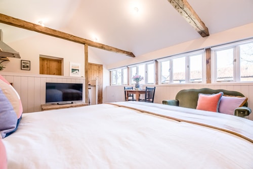 The Studio, Ivy Lodge Barn, Hoo 6 Stay in Suffolk