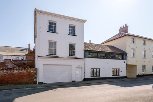 Market Cross House, Aldeburgh. Sea front holiday home 57 Stay in Suffolk