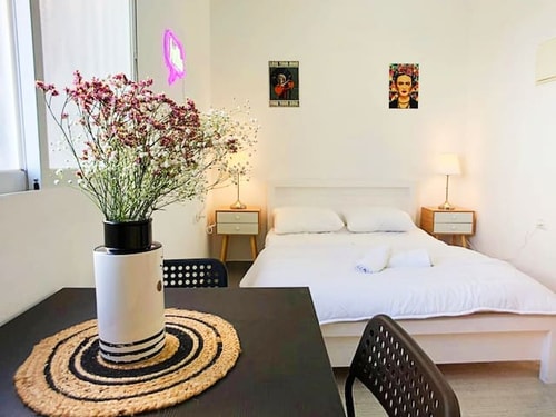 Private studio flat at Levinsky Market (Florentin)