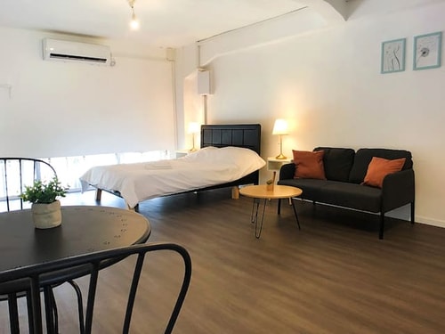 Cozy Studio Flat + Balcony, Levinsky Market TLV