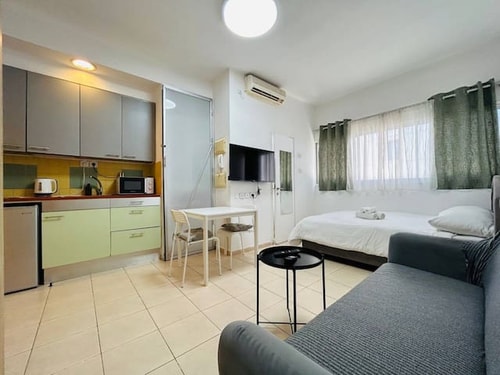 Studio Flat In Montifiori Neighborhood-Tel Aviv