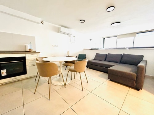 Cozy Loft by Carmel Market & Beach