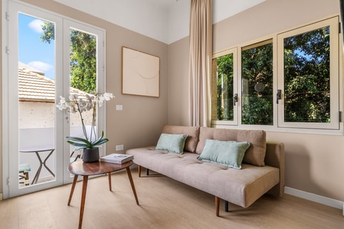 Luxury Suite + Balcony | Walk To Beach & Carmel