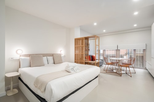 Contemporary, bright and well-connected studio