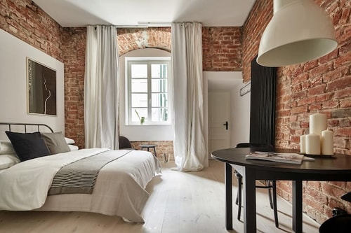 OLD NEW No. 1 - Prime Location on Main Square